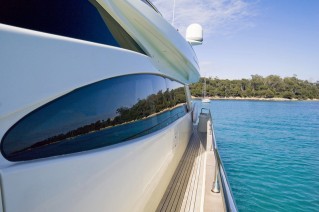 Motor Yacht Stinray M -  Side Deck
